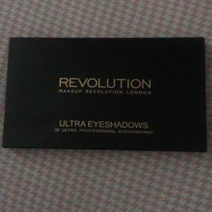 Makeup revolution eyeshadow palette